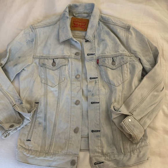 Vintage Levi’s light wash denim jacket - Picture 2 of 6